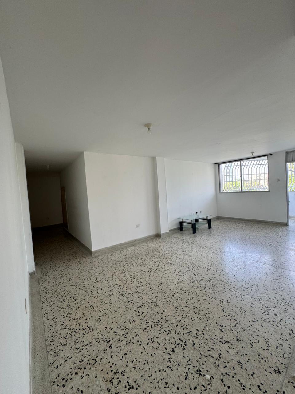 Sala amplia del apartamento en el Edificio Monimar, Barranquilla